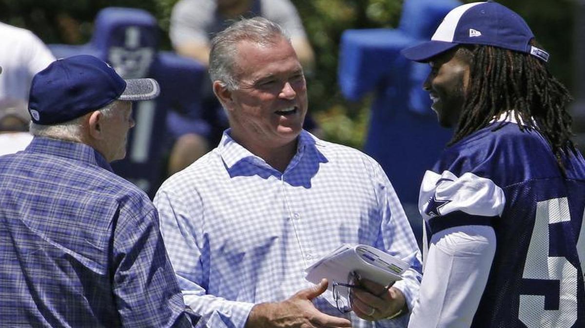 Linebacker Jaylon Smith meets Cowboys GM Jerry Jones and executive vice president Stephen Jones.