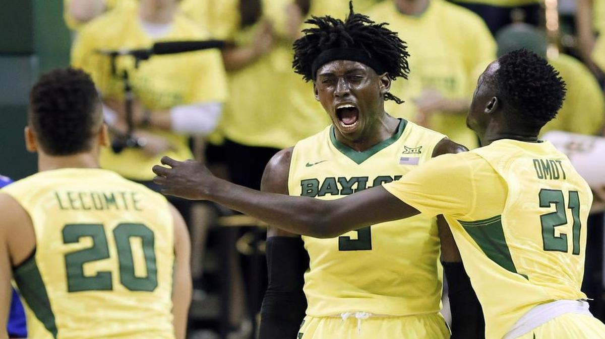 Johnathan Motley, center, celebrating with teammates Manu Lecomte, left, and Nuni Omot in Saturday’s loss to Kansas, and the No. 9 Baylor Bears hope to get back on the winning track Tuesday at home against Oklahoma. The game will be televised at 6 p.m. on ESPN2.