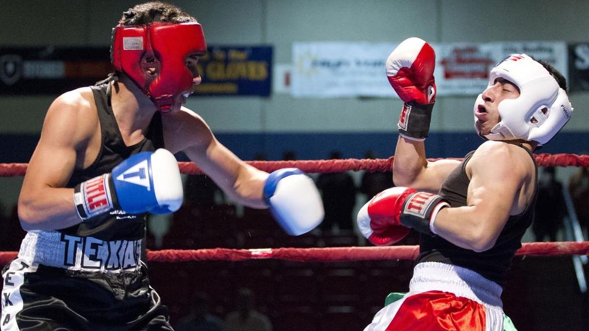 David Fabela, left, defeated Joel Munez in the open 141-pound division at the Fort Worth Golden Gloves Tournament on Wednesday.