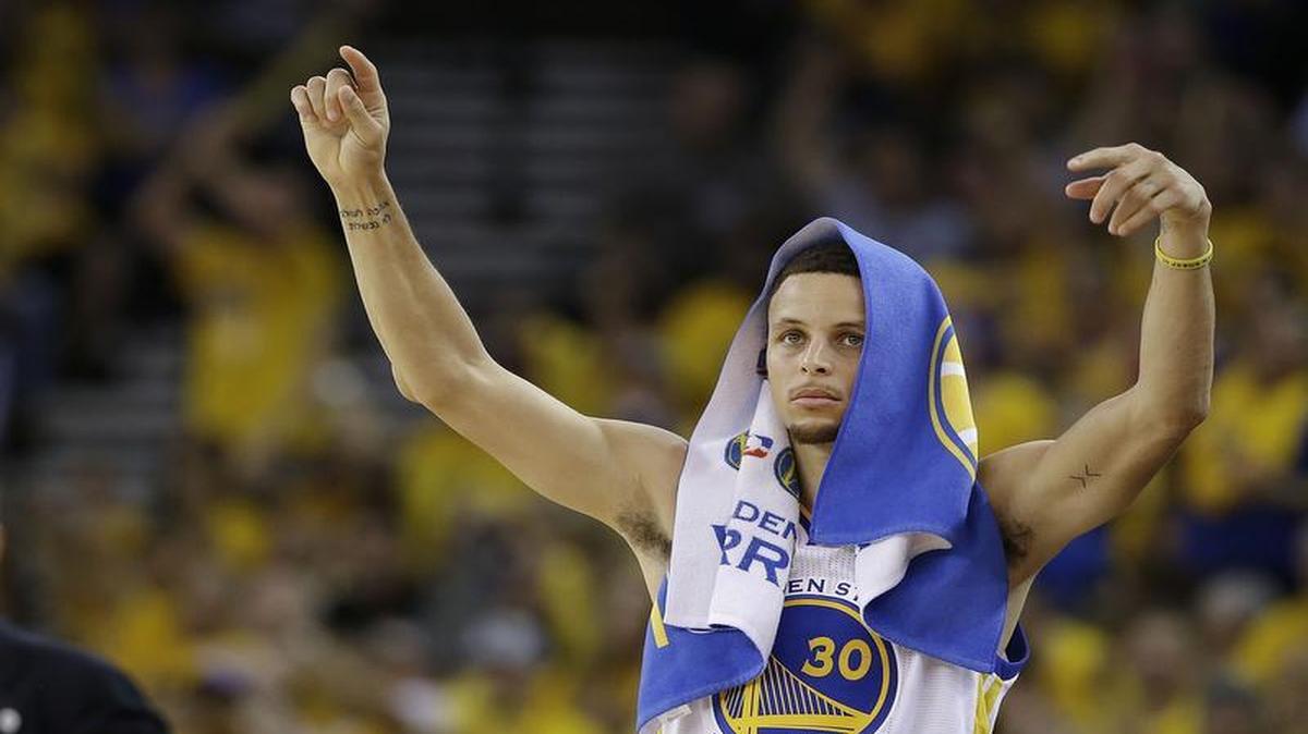 Golden State Warriors guard Stephen Curry gestures in front of head coach Steve Kerr during the second half of Game 2 against the Oklahoma City Thunder. Curry scored 28 points. Game 3 will be telecast at 7 p.m. Sunday on TNT.